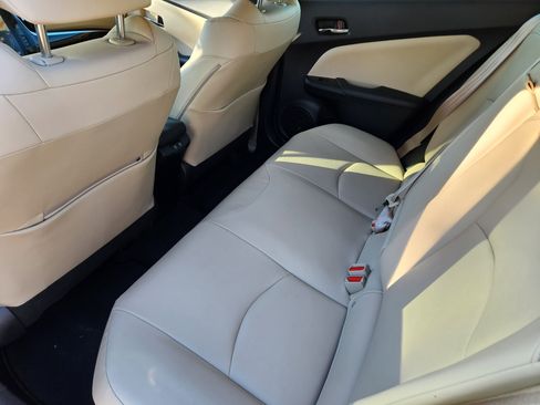 Used 2019 Toyota Prius L image 40