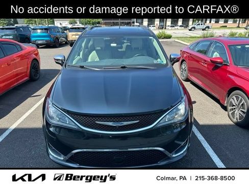 Used 2018 Chrysler Pacifica Limited w/ Advanced Safetytec Group FWD image 2