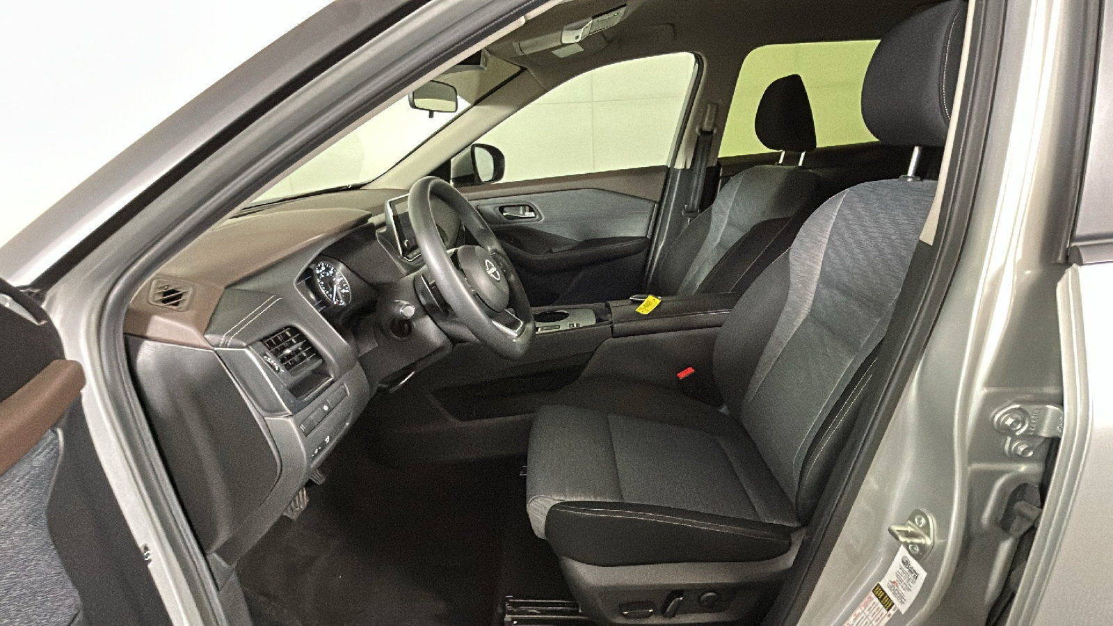 Used 2023 Nissan Rogue SV FWD image 14