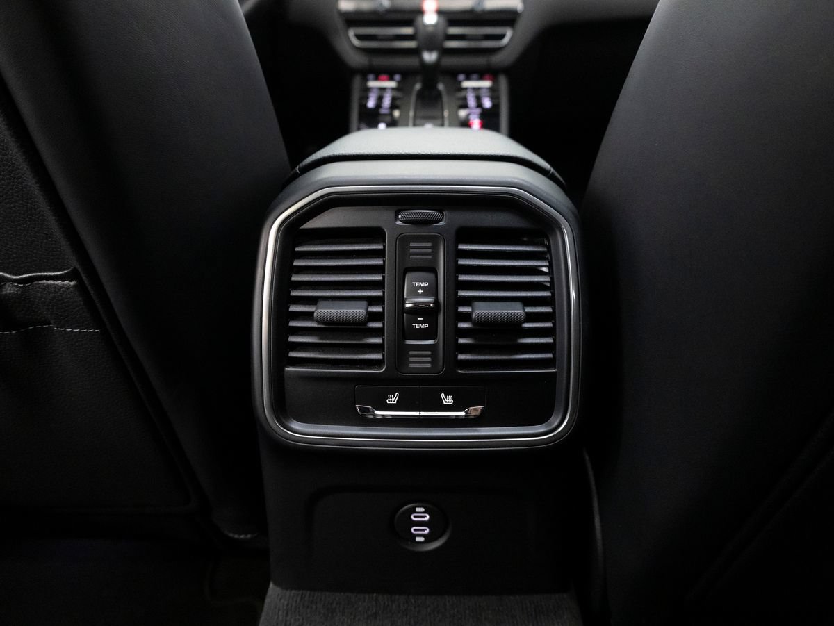 Certified 2024 Porsche Macan AWD/4WD image 30