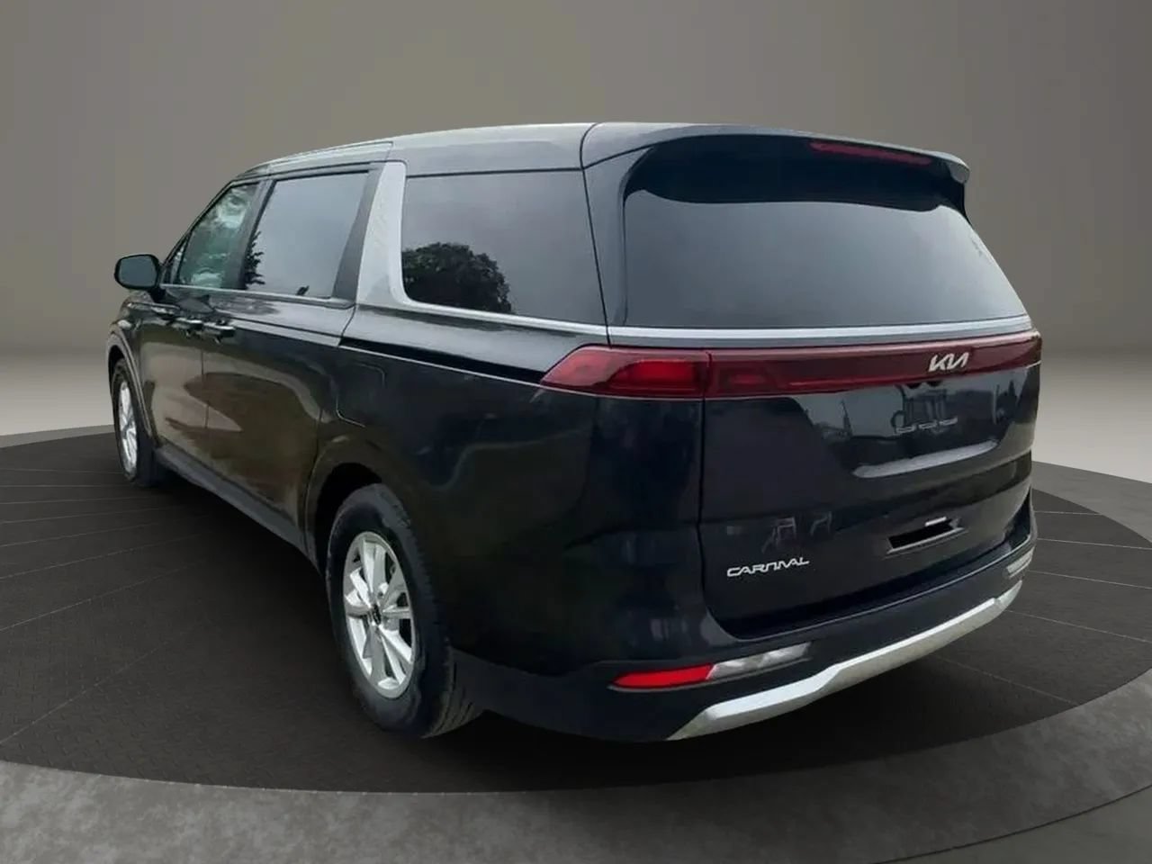 Used 2024 Kia Carnival LX FWD image 4