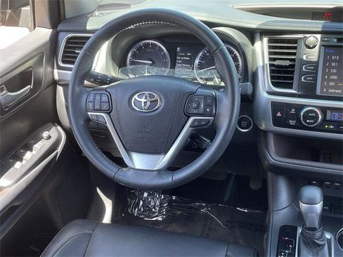 Certified 2019 Toyota Highlander XLE FWD image 17