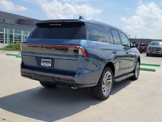 New 2027 Lincoln Navigator Premiere AWD/4WD image 3