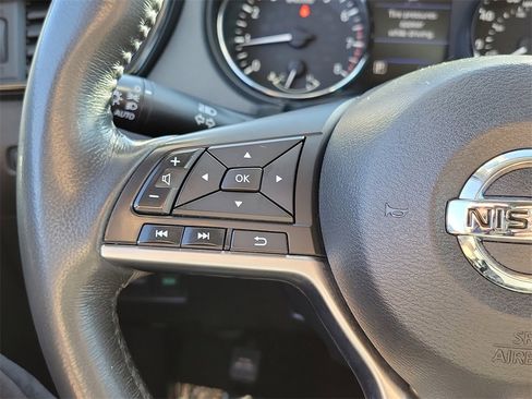 Used 2018 Nissan Rogue SV w/ Premium Package image 5