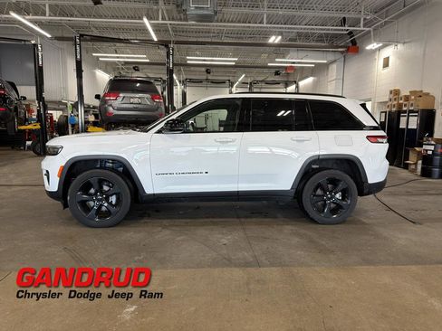 Used 2023 Jeep Grand Cherokee Altitude image 1