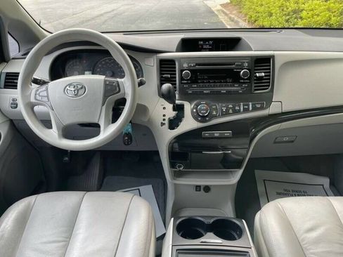 Used 2013 Toyota Sienna XLE FWD image 2