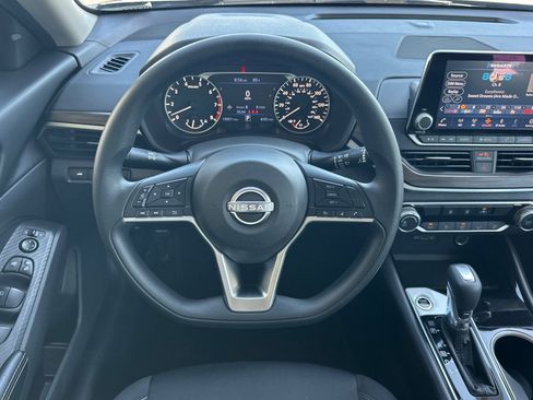 Used 2024 Nissan Altima 2.5 SV FWD image 14
