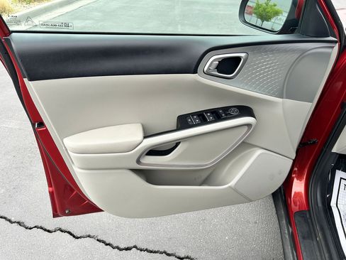 Used 2023 Kia Soul LX image 9