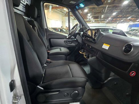 Used 2025 Mercedes-Benz Sprinter 2500 image 11