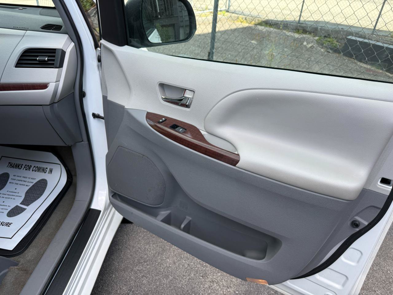 Used 2013 Toyota Sienna XLE w/ Entertainment Pkg FWD image 65