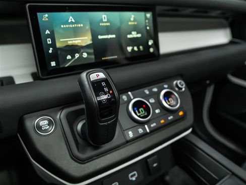 Used 2023 Land Rover Defender 110 SE image 27