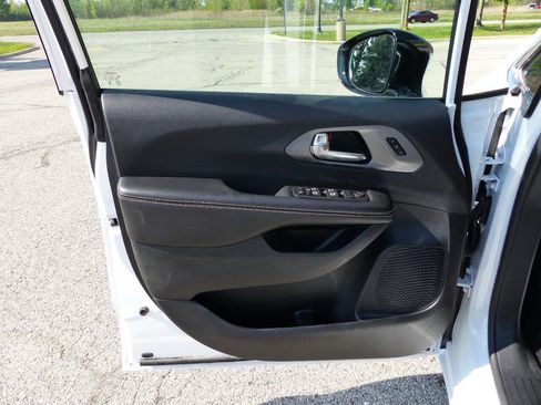 Used 2026 Chrysler Pacifica Select FWD image 18