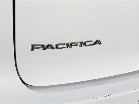Certified 2024 Chrysler Pacifica Touring-L image 9