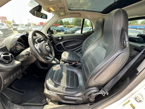 Used 2016 smart fortwo pure RWD image 10