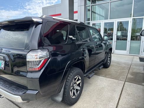 Used 2018 Toyota 4Runner TRD Off-Road Premium AWD/4WD image 3