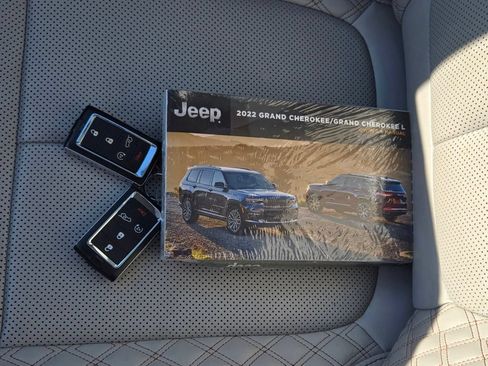 Used 2022 Jeep Grand Cherokee Summit w/ Advanced Protech Group IV AWD/4WD image 12
