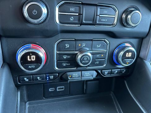 Used 2024 GMC Yukon SLT AWD/4WD image 28