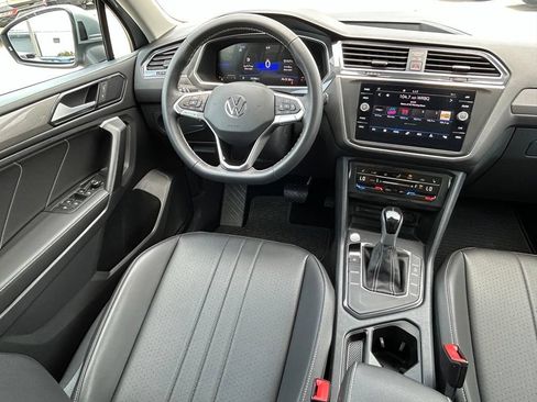 Used 2023 Volkswagen Tiguan SE w/ Panoramic Sunroof Package FWD image 10