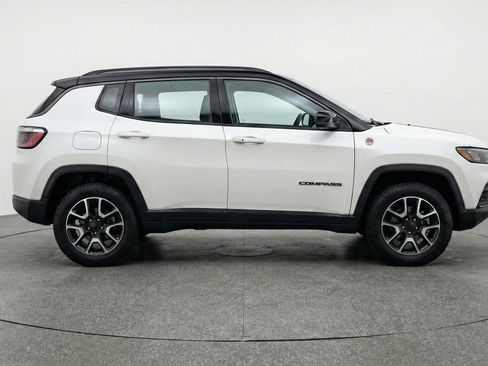 Used 2025 Jeep Compass Trailhawk image 11