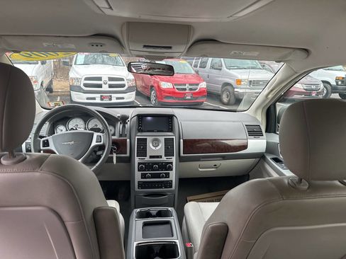 Used 2009 Chrysler Town & Country Touring image 16