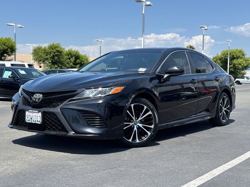 Used 2019 Toyota Camry SE FWD image 2