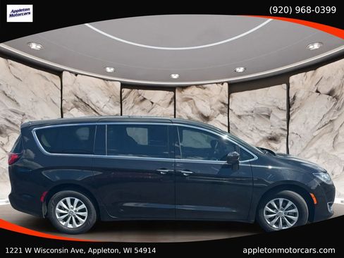 Used 2018 Chrysler Pacifica Touring Plus FWD image 9