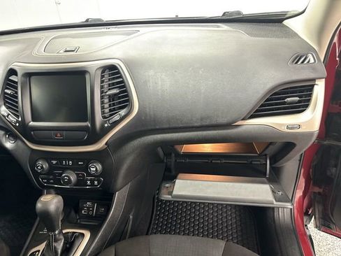 Used 2017 Jeep Cherokee Latitude w/ Cold Weather Group image 19