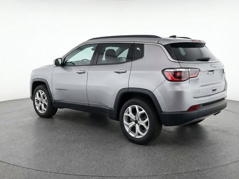 Used 2025 Jeep Compass Latitude AWD/4WD image 6