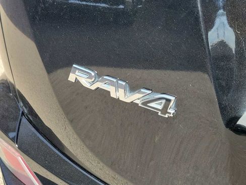 Used 2018 Toyota RAV4 LE image 7