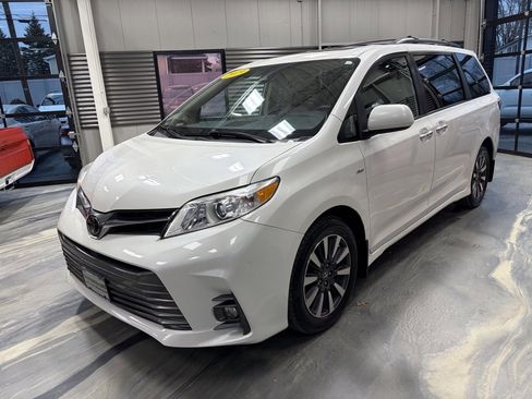 Used 2019 Toyota Sienna XLE image 4