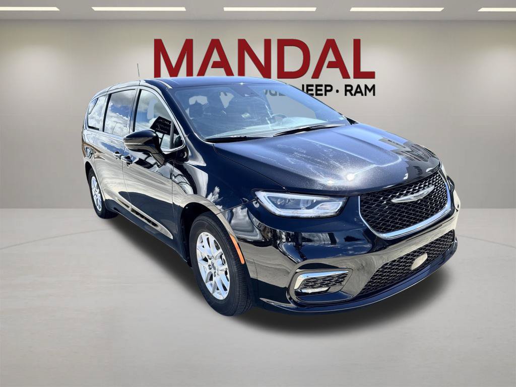 Used 2025 Chrysler Pacifica Select FWD image 2