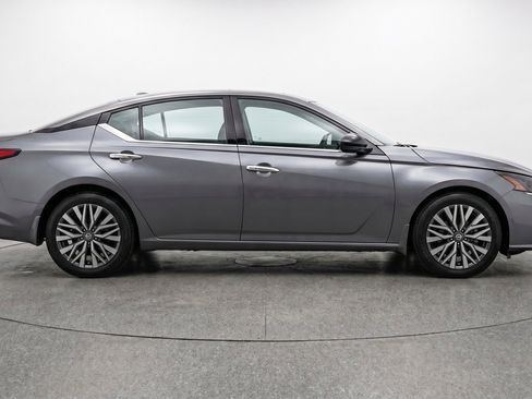 Used 2025 Nissan Altima 2.5 SV FWD image 11