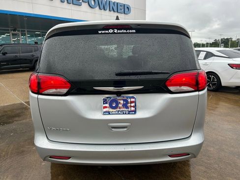 Used 2023 Chrysler Voyager LX image 6