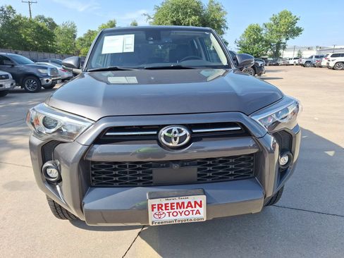 Used 2022 Toyota 4Runner SR5 Premium w/ Moonroof Package RWD image 9