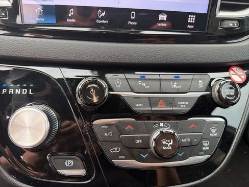 Used 2025 Chrysler Pacifica Select image 17