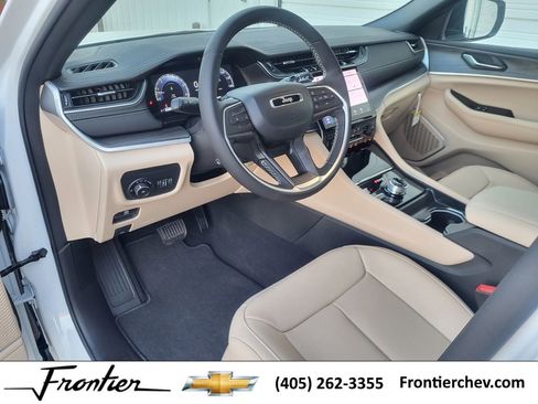 New 2025 Jeep Grand Cherokee Limited w/ Luxury Tech Group II image 13