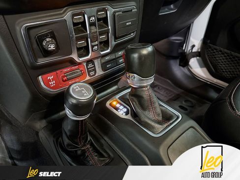 Used 2021 Jeep Gladiator Rubicon w/ Dual Top Group AWD/4WD image 17