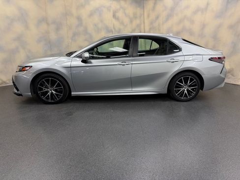 Used 2022 Toyota Camry SE FWD image 3
