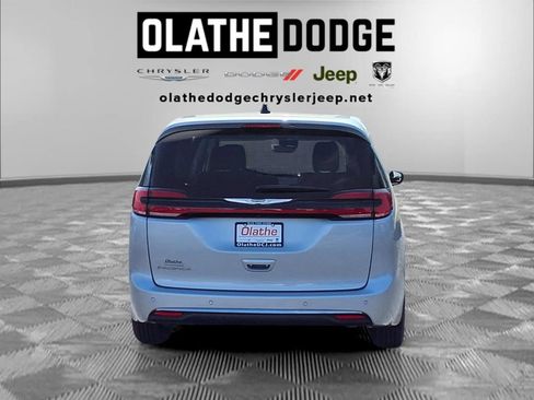 Used 2024 Chrysler Pacifica Touring-L FWD image 28