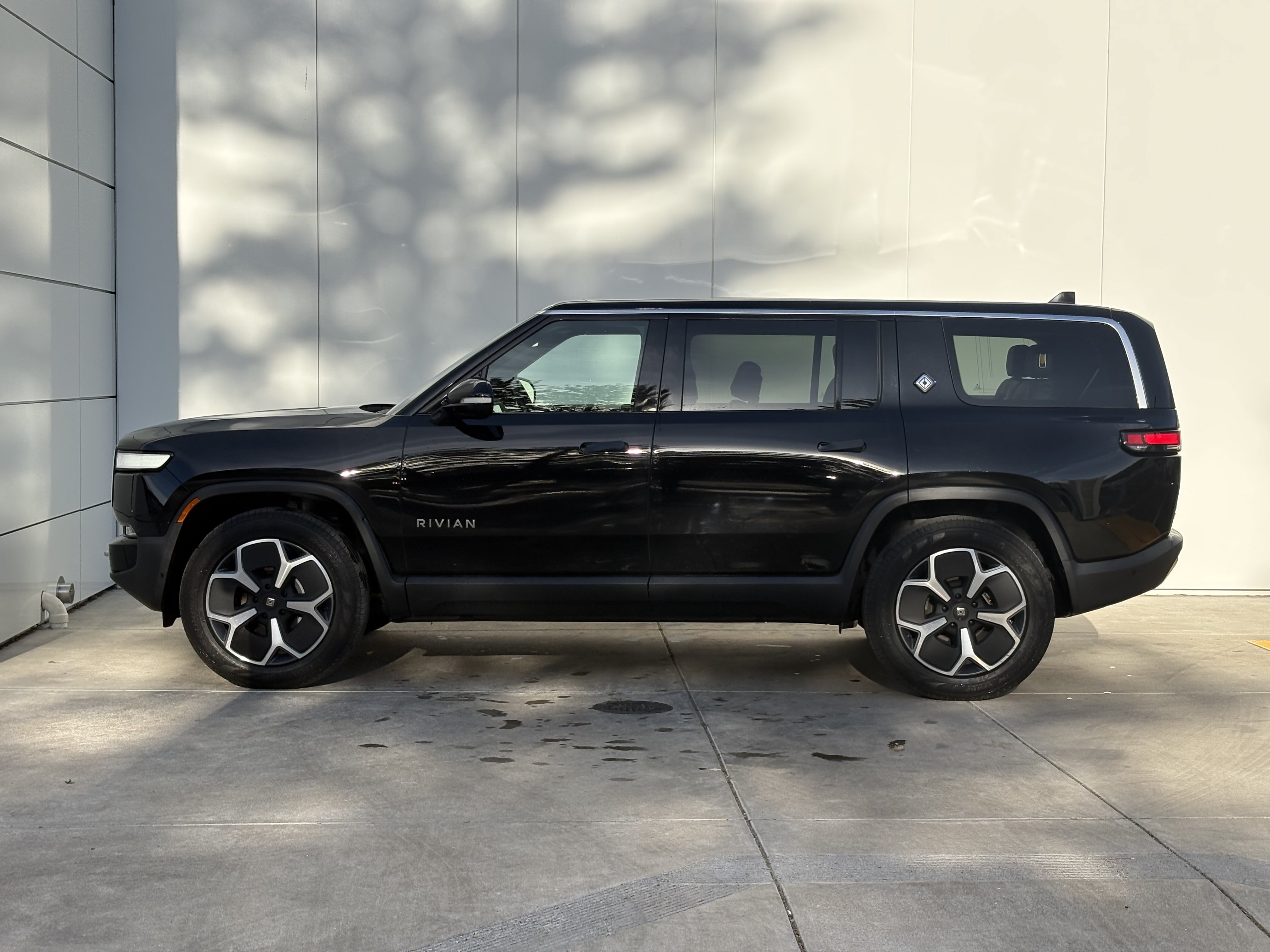 Used 2024 Rivian R1S Adventure Dual AWD/4WD image 4