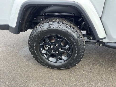 Used 2023 Jeep Gladiator Willys image 38
