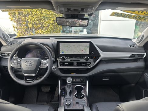 Used 2024 Toyota Highlander Platinum image 27