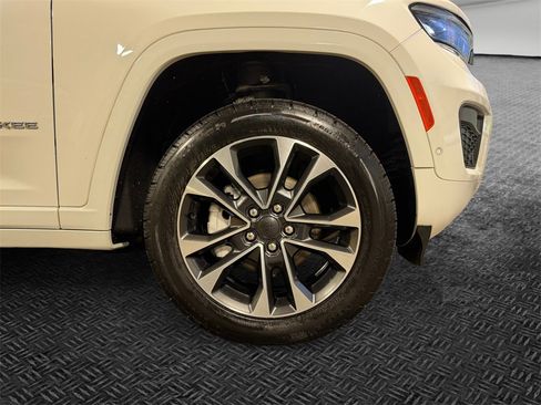 Used 2023 Jeep Grand Cherokee Overland image 11