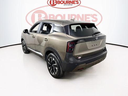 Used 2025 Nissan Kicks SV AWD/4WD image 7