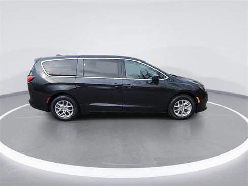 Used 2022 Chrysler Voyager LX image 9