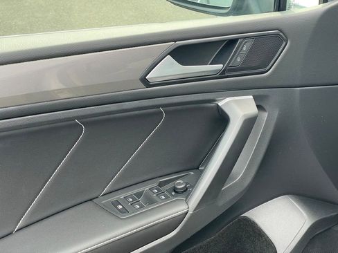 Used 2023 Volkswagen Tiguan SE w/ Panoramic Sunroof Package image 14