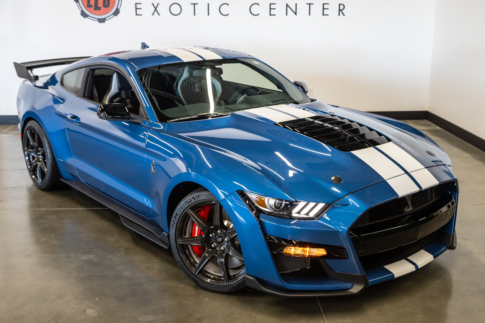 Used 2020 Ford Mustang Shelby GT500 w/ Carbon Fiber Track Pack RWD image 2
