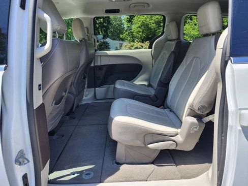 Used 2017 Chrysler Pacifica Touring-L FWD image 6