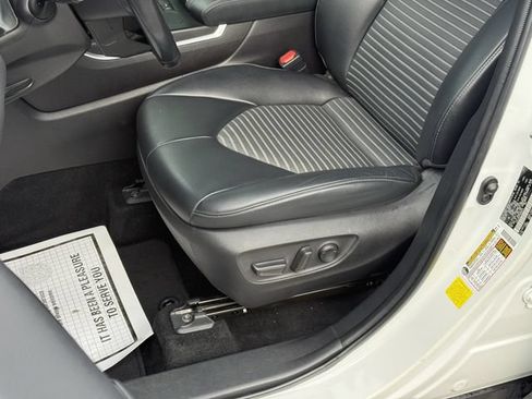 Used 2022 Toyota Highlander XSE FWD image 14