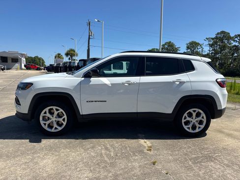 Used 2024 Jeep Compass Latitude AWD/4WD image 6